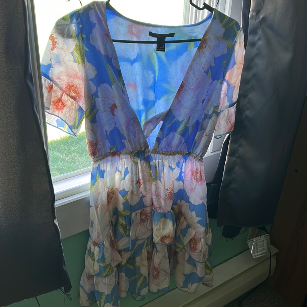 Beautiful dress never worn size medium, by forever 21